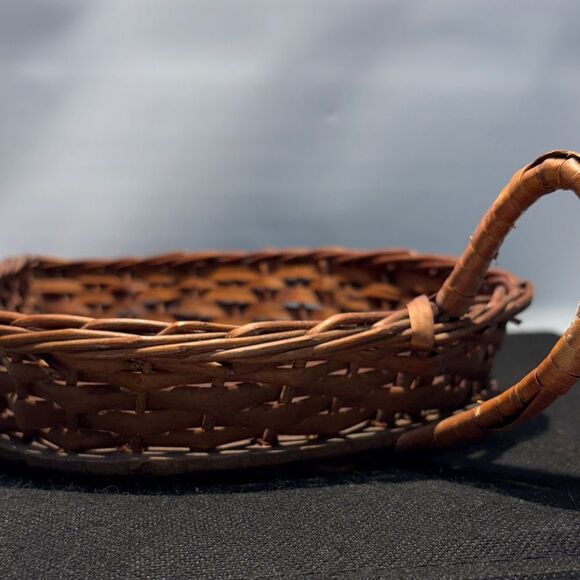 Leaf-Shaped Wicker Basket - Picture 5 of 7